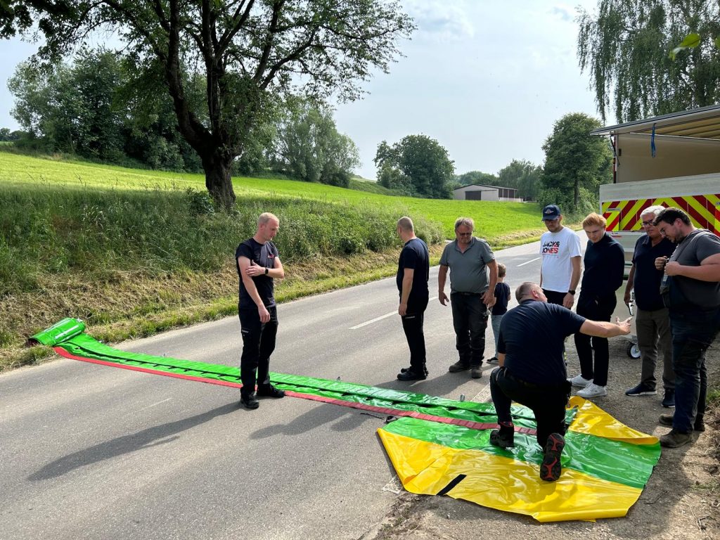 Mobiles Hochwasserschutzsystem am Riedgraben getestet