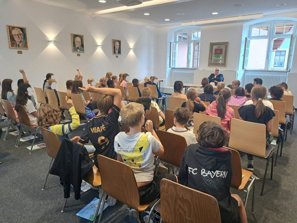 Gruppenfoto Besuch Klasse 3 im Rathaus