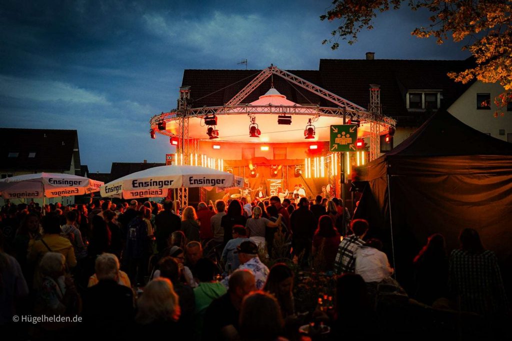 Bild mit Blick auf die Bühne vom Rathausplatzfest