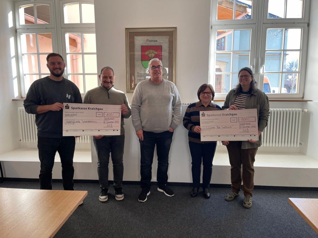 Gruppenbild Zülfi´s Imbiss spendet an örtliche Kindergärten