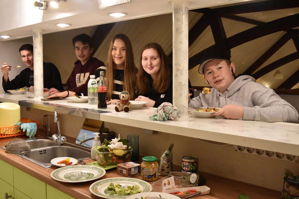 Gruppenfoto an der Bar im Bounty