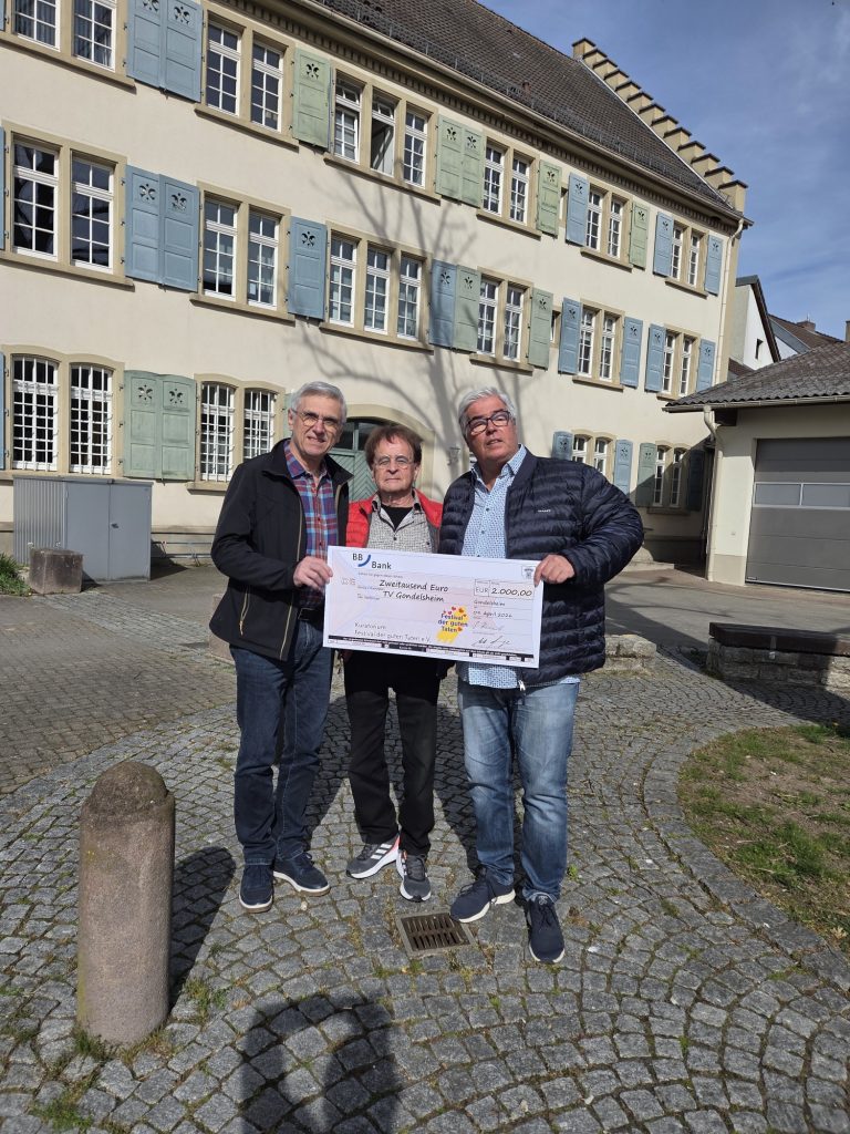 Uli Lange bei Scheckübergabe mit Herr Boos und Herr Rupp