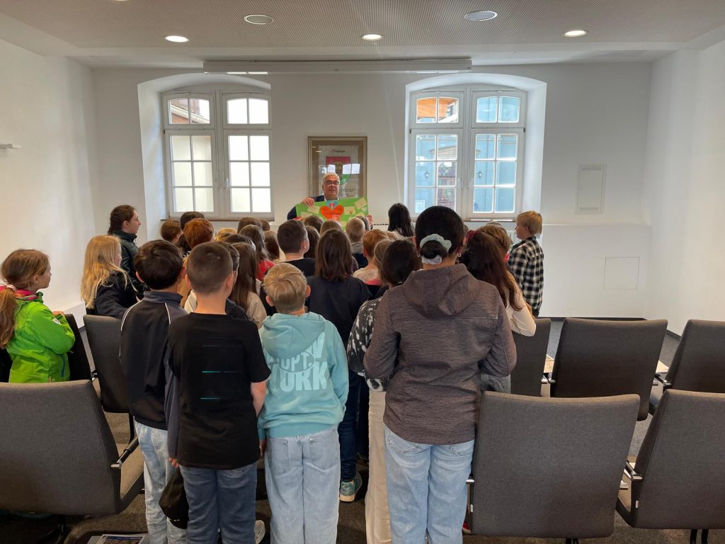 dritten Klassen der Kraichgau-Gemeinschaftsschule Gondelsheim besuchten Bürgermeister Markus Rupp