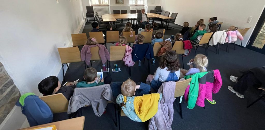 Schulanfänger in der Gemeinde als Gast