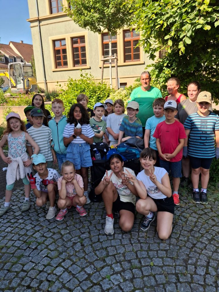 Pflanzaktion der Kinder der Kernzeit-Ferienbetreuung mit dem Gartenbaubetrieb Markus Mohr beim Bauhof