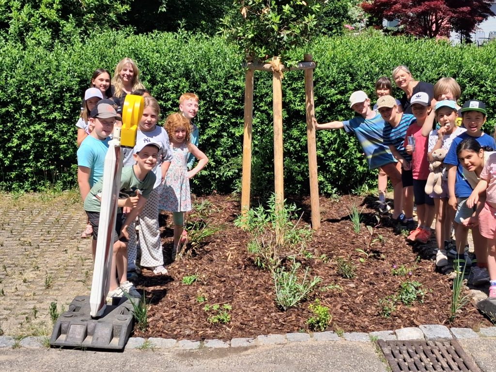 Pflanzaktion der Kinder der Kernzeit-Ferienbetreuung mit dem Gartenbaubetrieb Markus Mohr beim Bauhof
