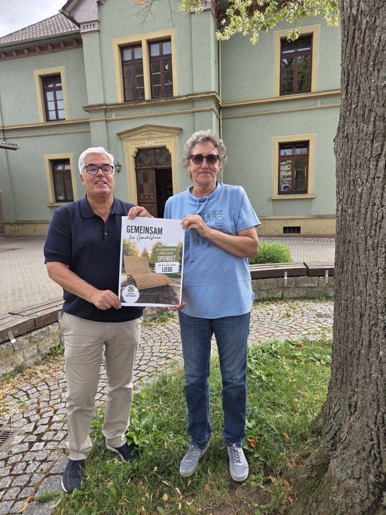 Petra Schalm und Markus Rupp mit Spende vom Gewerbeverein Gondelsheim