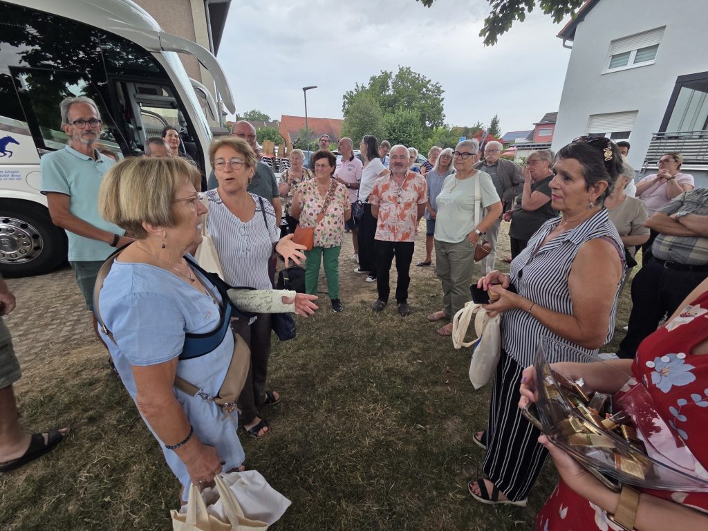 60-köpfige Delegation aus der französischen Partnergemeinde Droué in Gondelsheim