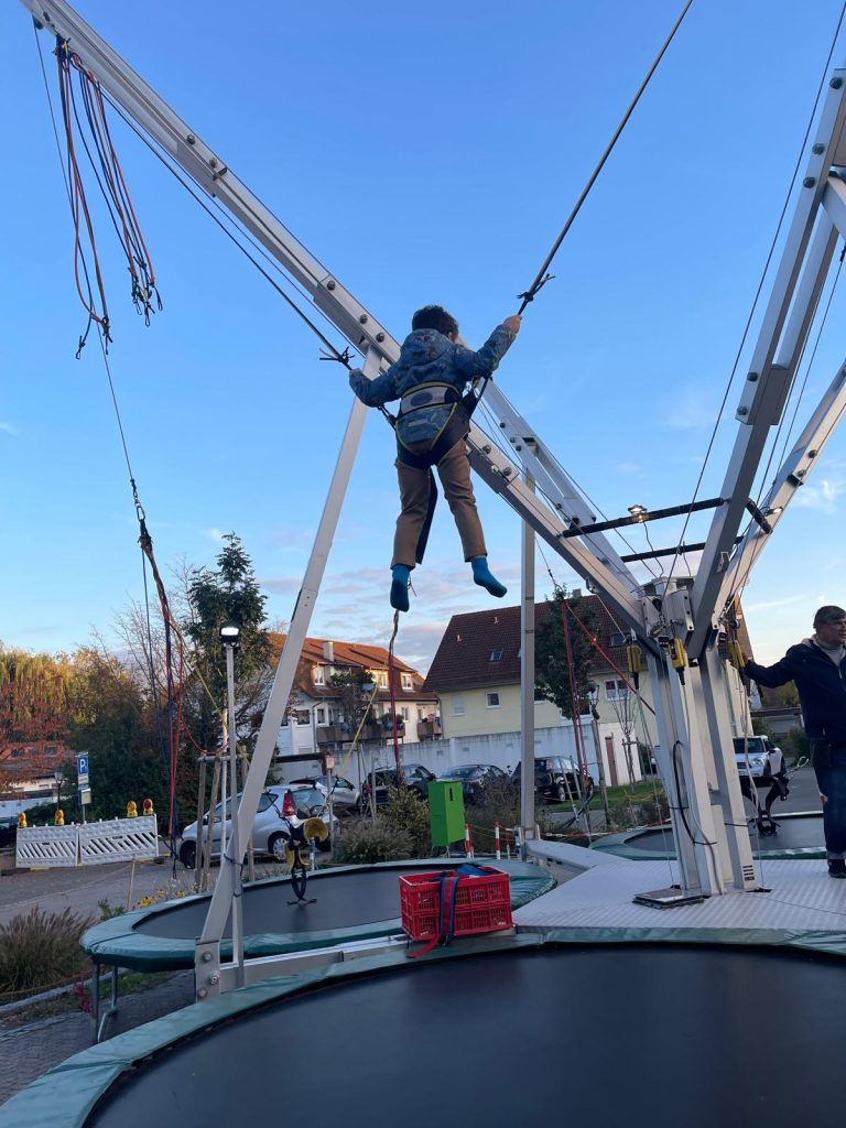 Vergnügungspark auf dem Rathausplatz mit vielen Attraktionen