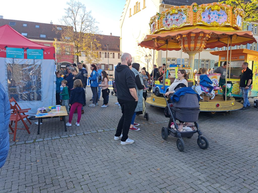 Vergnügungspark auf dem Rathausplatz mit vielen Attraktionen